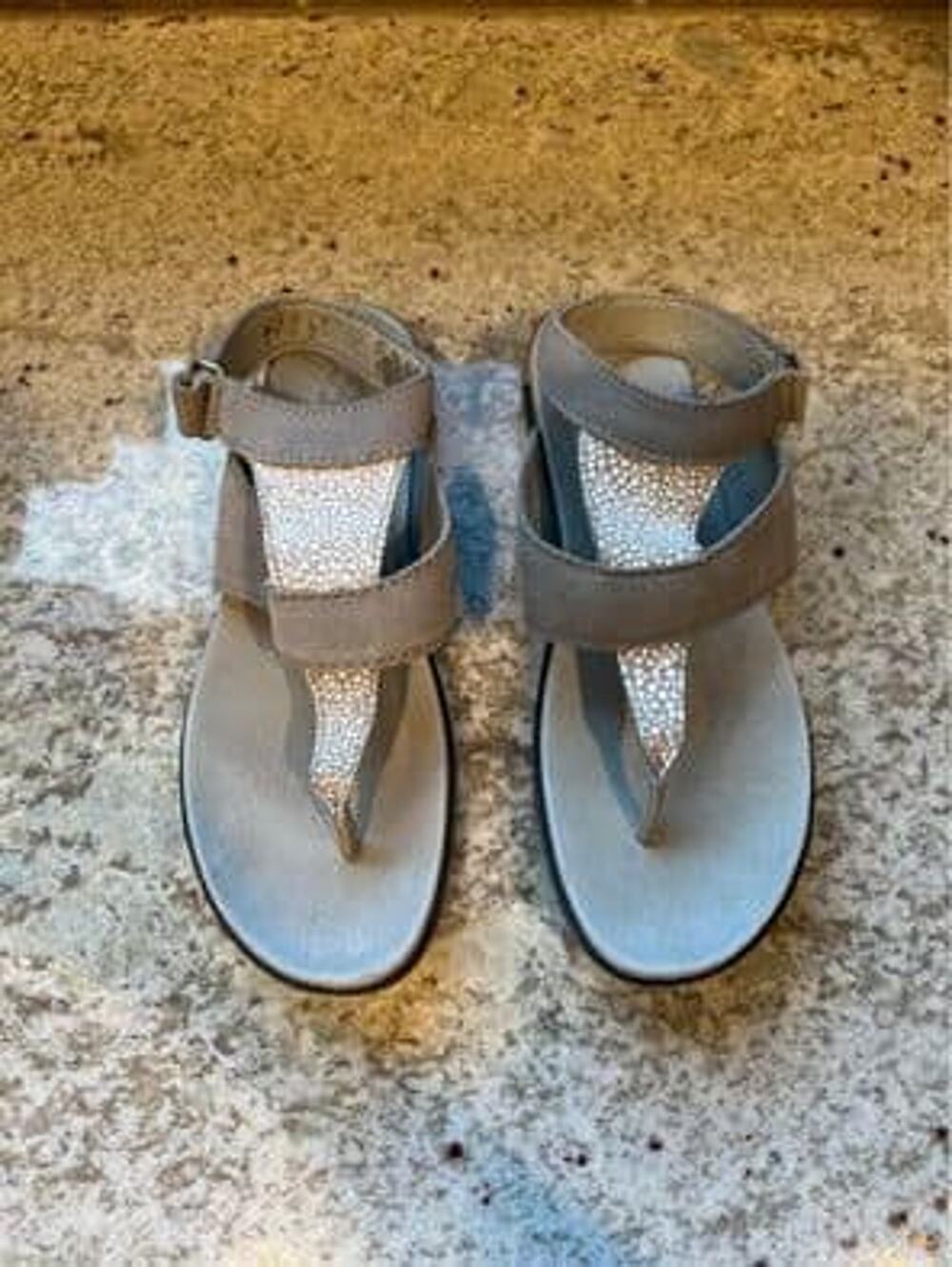 Sorel Sandals White Grey Pebble Thong Flip Flops Ankle Strap Women's Size 7 EUC